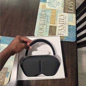 Never worn Midnight black Airpod max’s